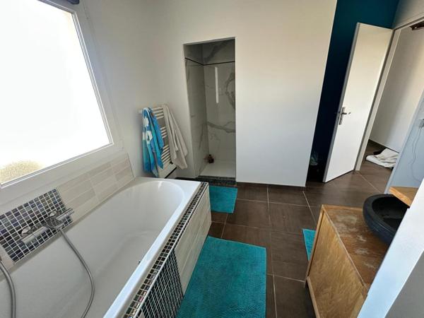 Villa récente climatisée, 4 chambres, piscine.