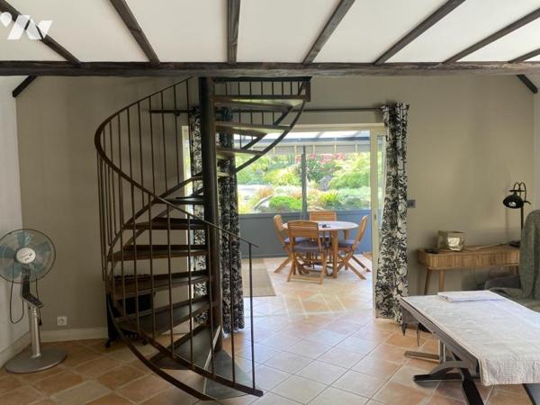 Véranda ouverte sur un magnifique jardin en coteau de plus de 5000m²/ rénovation de qualité