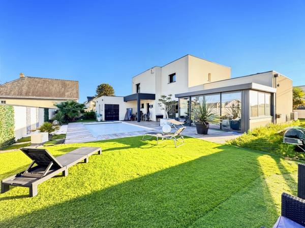 Maison d’architecte contemporaine connectée BBC 188 m² avec prestations d'exception sur parcelle de 750 m² avec piscine