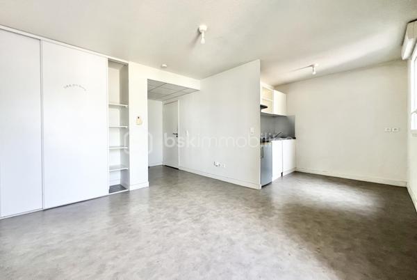*** À BÉZIERS *** Quartier LE CARRÉ D'HORT***

Découvrez cet appartement chaleureux au 2° étage sur 4 situé dans un immeuble avec ascenseur au sein d'une copropriété bien entretenue de 2012.

Cet appartement de 47 m² offre un agencement optimisé, il se compose d'une entrée avec visiophone, d'une pièce de vie lumineuse avec sa cuisine ouverte et un accès au balcon, d'une chambre spacieuse avec un grand placard 3 portes, d'une salle d'eau avec douche, WC et sèche serviettes.

L'appartement est entièrement équipé de volets roulants électriques.

Ce bien est idéal pour un investisseur ou pour une résidence principale.

Des places de parking non nominatives sont disponibles dans la résidence.

Profitez d'un accès rapide aux commodités urbaines, aux écoles, aux crèches et aux transports.

Conseillère disponible 7j/7, j'organise votre visite. A vos téléphones !