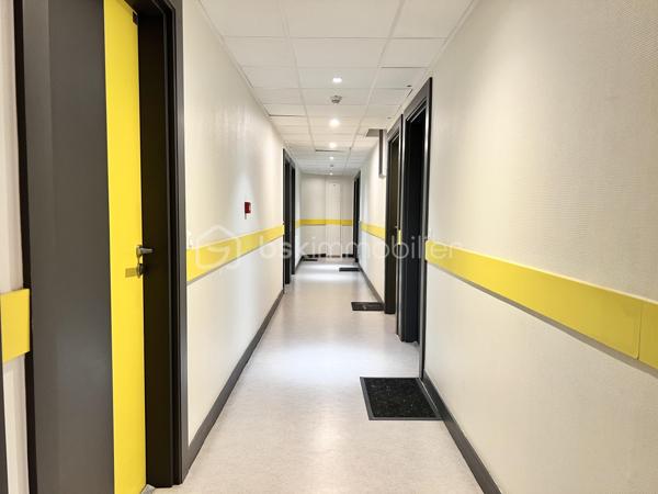 *** À BÉZIERS *** Quartier LE CARRÉ D'HORT***

Découvrez cet appartement chaleureux au 2° étage sur 4 situé dans un immeuble avec ascenseur au sein d'une copropriété bien entretenue de 2012.

Cet appartement de 47 m² offre un agencement optimisé, il se compose d'une entrée avec visiophone, d'une pièce de vie lumineuse avec sa cuisine ouverte et un accès au balcon, d'une chambre spacieuse avec un grand placard 3 portes, d'une salle d'eau avec douche, WC et sèche serviettes.

L'appartement est entièrement équipé de volets roulants électriques.

Ce bien est idéal pour un investisseur ou pour une résidence principale.

Des places de parking non nominatives sont disponibles dans la résidence.

Profitez d'un accès rapide aux commodités urbaines, aux écoles, aux crèches et aux transports.

Conseillère disponible 7j/7, j'organise votre visite. A vos téléphones !
