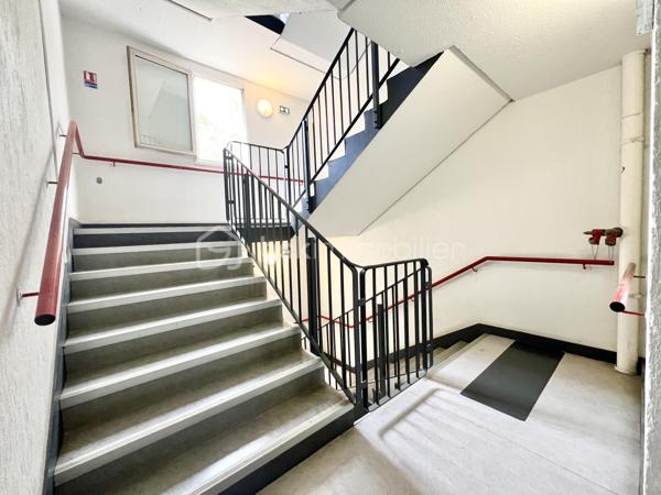 *** À BÉZIERS *** Quartier LE CARRÉ D'HORT***

Découvrez cet appartement chaleureux au 2° étage sur 4 situé dans un immeuble avec ascenseur au sein d'une copropriété bien entretenue de 2012.

Cet appartement de 47 m² offre un agencement optimisé, il se compose d'une entrée avec visiophone, d'une pièce de vie lumineuse avec sa cuisine ouverte et un accès au balcon, d'une chambre spacieuse avec un grand placard 3 portes, d'une salle d'eau avec douche, WC et sèche serviettes.

L'appartement est entièrement équipé de volets roulants électriques.

Ce bien est idéal pour un investisseur ou pour une résidence principale.

Des places de parking non nominatives sont disponibles dans la résidence.

Profitez d'un accès rapide aux commodités urbaines, aux écoles, aux crèches et aux transports.

Conseillère disponible 7j/7, j'organise votre visite. A vos téléphones !