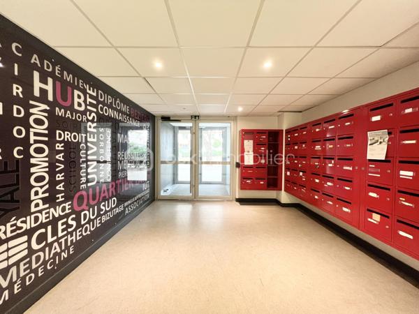 *** À BÉZIERS *** Quartier LE CARRÉ D'HORT***

Découvrez cet appartement chaleureux au 2° étage sur 4 situé dans un immeuble avec ascenseur au sein d'une copropriété bien entretenue de 2012.

Cet appartement de 47 m² offre un agencement optimisé, il se compose d'une entrée avec visiophone, d'une pièce de vie lumineuse avec sa cuisine ouverte et un accès au balcon, d'une chambre spacieuse avec un grand placard 3 portes, d'une salle d'eau avec douche, WC et sèche serviettes.

L'appartement est entièrement équipé de volets roulants électriques.

Ce bien est idéal pour un investisseur ou pour une résidence principale.

Des places de parking non nominatives sont disponibles dans la résidence.

Profitez d'un accès rapide aux commodités urbaines, aux écoles, aux crèches et aux transports.

Conseillère disponible 7j/7, j'organise votre visite. A vos téléphones !