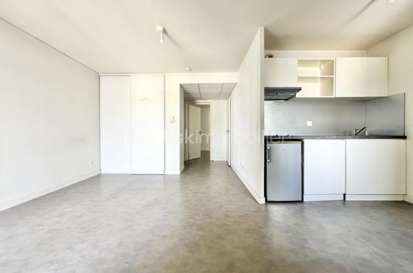 *** À BÉZIERS *** Quartier LE CARRÉ D'HORT***

Découvrez cet appartement chaleureux au 2° étage sur 4 situé dans un immeuble avec ascenseur au sein d'une copropriété bien entretenue de 2012.

Cet appartement de 47 m² offre un agencement optimisé, il se compose d'une entrée avec visiophone, d'une pièce de vie lumineuse avec sa cuisine ouverte et un accès au balcon, d'une chambre spacieuse avec un grand placard 3 portes, d'une salle d'eau avec douche, WC et sèche serviettes.

L'appartement est entièrement équipé de volets roulants électriques.

Ce bien est idéal pour un investisseur ou pour une résidence principale.

Des places de parking non nominatives sont disponibles dans la résidence.

Profitez d'un accès rapide aux commodités urbaines, aux écoles, aux crèches et aux transports.

Conseillère disponible 7j/7, j'organise votre visite. A vos téléphones !
