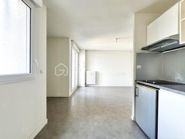 *** À BÉZIERS *** Quartier LE CARRÉ D'HORT***

Découvrez cet appartement chaleureux au 2° étage sur 4 situé dans un immeuble avec ascenseur au sein d'une copropriété bien entretenue de 2012.

Cet appartement de 47 m² offre un agencement optimisé, il se compose d'une entrée avec visiophone, d'une pièce de vie lumineuse avec sa cuisine ouverte et un accès au balcon, d'une chambre spacieuse avec un grand placard 3 portes, d'une salle d'eau avec douche, WC et sèche serviettes.

L'appartement est entièrement équipé de volets roulants électriques.

Ce bien est idéal pour un investisseur ou pour une résidence principale.

Des places de parking non nominatives sont disponibles dans la résidence.

Profitez d'un accès rapide aux commodités urbaines, aux écoles, aux crèches et aux transports.

Conseillère disponible 7j/7, j'organise votre visite. A vos téléphones !