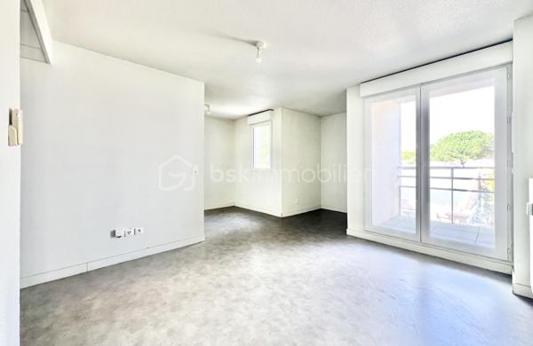 *** À BÉZIERS *** Quartier LE CARRÉ D'HORT***

Découvrez cet appartement chaleureux au 2° étage sur 4 situé dans un immeuble avec ascenseur au sein d'une copropriété bien entretenue de 2012.

Cet appartement de 47 m² offre un agencement optimisé, il se compose d'une entrée avec visiophone, d'une pièce de vie lumineuse avec sa cuisine ouverte et un accès au balcon, d'une chambre spacieuse avec un grand placard 3 portes, d'une salle d'eau avec douche, WC et sèche serviettes.

L'appartement est entièrement équipé de volets roulants électriques.

Ce bien est idéal pour un investisseur ou pour une résidence principale.

Des places de parking non nominatives sont disponibles dans la résidence.

Profitez d'un accès rapide aux commodités urbaines, aux écoles, aux crèches et aux transports.

Conseillère disponible 7j/7, j'organise votre visite. A vos téléphones !