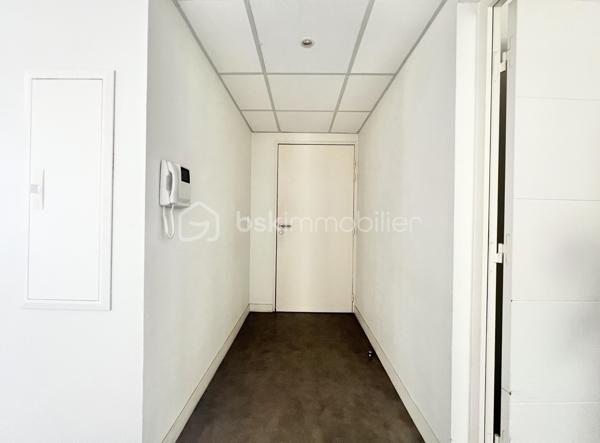 *** À BÉZIERS *** Quartier LE CARRÉ D'HORT***

Découvrez cet appartement chaleureux au 2° étage sur 4 situé dans un immeuble avec ascenseur au sein d'une copropriété bien entretenue de 2012.

Cet appartement de 47 m² offre un agencement optimisé, il se compose d'une entrée avec visiophone, d'une pièce de vie lumineuse avec sa cuisine ouverte et un accès au balcon, d'une chambre spacieuse avec un grand placard 3 portes, d'une salle d'eau avec douche, WC et sèche serviettes.

L'appartement est entièrement équipé de volets roulants électriques.

Ce bien est idéal pour un investisseur ou pour une résidence principale.

Des places de parking non nominatives sont disponibles dans la résidence.

Profitez d'un accès rapide aux commodités urbaines, aux écoles, aux crèches et aux transports.

Conseillère disponible 7j/7, j'organise votre visite. A vos téléphones !