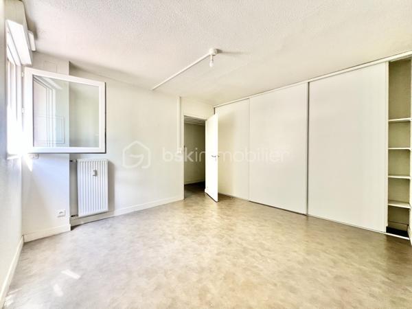 *** À BÉZIERS *** Quartier LE CARRÉ D'HORT***

Découvrez cet appartement chaleureux au 2° étage sur 4 situé dans un immeuble avec ascenseur au sein d'une copropriété bien entretenue de 2012.

Cet appartement de 47 m² offre un agencement optimisé, il se compose d'une entrée avec visiophone, d'une pièce de vie lumineuse avec sa cuisine ouverte et un accès au balcon, d'une chambre spacieuse avec un grand placard 3 portes, d'une salle d'eau avec douche, WC et sèche serviettes.

L'appartement est entièrement équipé de volets roulants électriques.

Ce bien est idéal pour un investisseur ou pour une résidence principale.

Des places de parking non nominatives sont disponibles dans la résidence.

Profitez d'un accès rapide aux commodités urbaines, aux écoles, aux crèches et aux transports.

Conseillère disponible 7j/7, j'organise votre visite. A vos téléphones !
