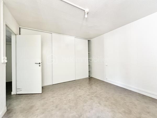 *** À BÉZIERS *** Quartier LE CARRÉ D'HORT***

Découvrez cet appartement chaleureux au 2° étage sur 4 situé dans un immeuble avec ascenseur au sein d'une copropriété bien entretenue de 2012.

Cet appartement de 47 m² offre un agencement optimisé, il se compose d'une entrée avec visiophone, d'une pièce de vie lumineuse avec sa cuisine ouverte et un accès au balcon, d'une chambre spacieuse avec un grand placard 3 portes, d'une salle d'eau avec douche, WC et sèche serviettes.

L'appartement est entièrement équipé de volets roulants électriques.

Ce bien est idéal pour un investisseur ou pour une résidence principale.

Des places de parking non nominatives sont disponibles dans la résidence.

Profitez d'un accès rapide aux commodités urbaines, aux écoles, aux crèches et aux transports.

Conseillère disponible 7j/7, j'organise votre visite. A vos téléphones !