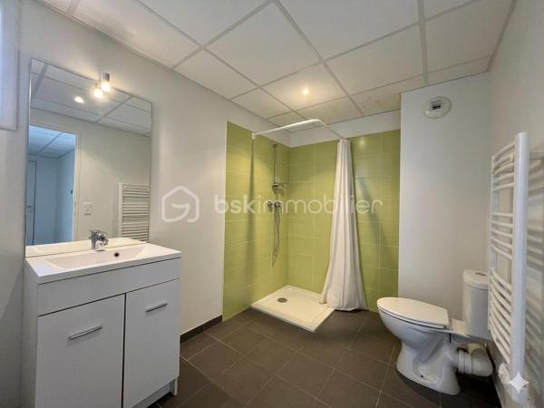 *** À BÉZIERS *** Quartier LE CARRÉ D'HORT***

Découvrez cet appartement chaleureux au 2° étage sur 4 situé dans un immeuble avec ascenseur au sein d'une copropriété bien entretenue de 2012.

Cet appartement de 47 m² offre un agencement optimisé, il se compose d'une entrée avec visiophone, d'une pièce de vie lumineuse avec sa cuisine ouverte et un accès au balcon, d'une chambre spacieuse avec un grand placard 3 portes, d'une salle d'eau avec douche, WC et sèche serviettes.

L'appartement est entièrement équipé de volets roulants électriques.

Ce bien est idéal pour un investisseur ou pour une résidence principale.

Des places de parking non nominatives sont disponibles dans la résidence.

Profitez d'un accès rapide aux commodités urbaines, aux écoles, aux crèches et aux transports.

Conseillère disponible 7j/7, j'organise votre visite. A vos téléphones !
