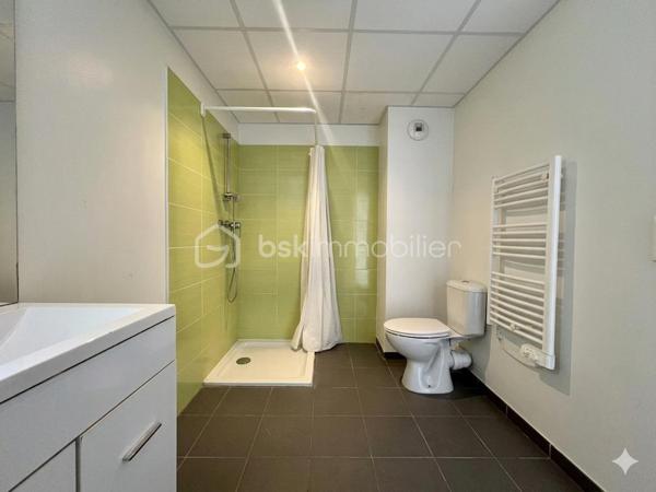 *** À BÉZIERS *** Quartier LE CARRÉ D'HORT***

Découvrez cet appartement chaleureux au 2° étage sur 4 situé dans un immeuble avec ascenseur au sein d'une copropriété bien entretenue de 2012.

Cet appartement de 47 m² offre un agencement optimisé, il se compose d'une entrée avec visiophone, d'une pièce de vie lumineuse avec sa cuisine ouverte et un accès au balcon, d'une chambre spacieuse avec un grand placard 3 portes, d'une salle d'eau avec douche, WC et sèche serviettes.

L'appartement est entièrement équipé de volets roulants électriques.

Ce bien est idéal pour un investisseur ou pour une résidence principale.

Des places de parking non nominatives sont disponibles dans la résidence.

Profitez d'un accès rapide aux commodités urbaines, aux écoles, aux crèches et aux transports.

Conseillère disponible 7j/7, j'organise votre visite. A vos téléphones !