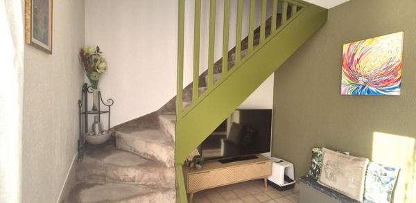 Belle Maison Individuelle de 116 m² Rénovée avec Goût comprenant une Cour, Bureau, Buanderie, Réserve, Terrasse et un joli Terrain Clos et entretenu de 271 m²