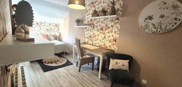 Belle Maison Individuelle de 116 m² Rénovée avec Goût comprenant une Cour, Bureau, Buanderie, Réserve, Terrasse et un joli Terrain Clos et entretenu de 271 m²