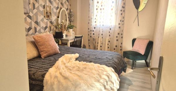 Belle Maison Individuelle de 116 m² Rénovée avec Goût comprenant une Cour, Bureau, Buanderie, Réserve, Terrasse et un joli Terrain Clos et entretenu de 271 m²