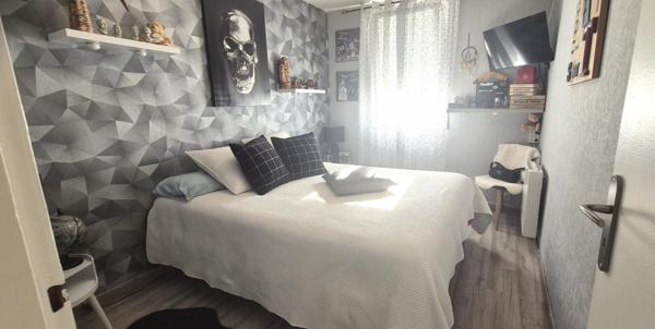 Belle Maison Individuelle de 116 m² Rénovée avec Goût comprenant une Cour, Bureau, Buanderie, Réserve, Terrasse et un joli Terrain Clos et entretenu de 271 m²