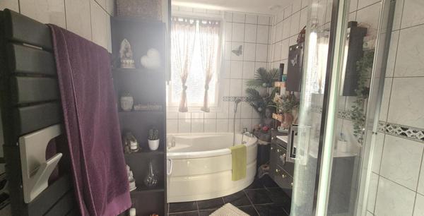 Belle Maison Individuelle de 116 m² Rénovée avec Goût comprenant une Cour, Bureau, Buanderie, Réserve, Terrasse et un joli Terrain Clos et entretenu de 271 m²