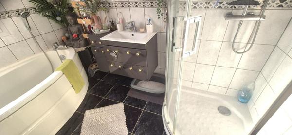 Belle Maison Individuelle de 116 m² Rénovée avec Goût comprenant une Cour, Bureau, Buanderie, Réserve, Terrasse et un joli Terrain Clos et entretenu de 271 m²