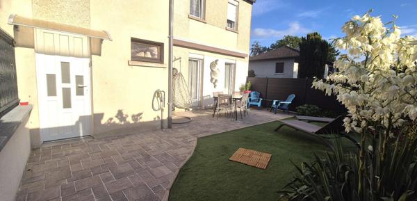 Belle Maison Individuelle de 116 m² Rénovée avec Goût comprenant une Cour, Bureau, Buanderie, Réserve, Terrasse et un joli Terrain Clos et entretenu de 271 m²