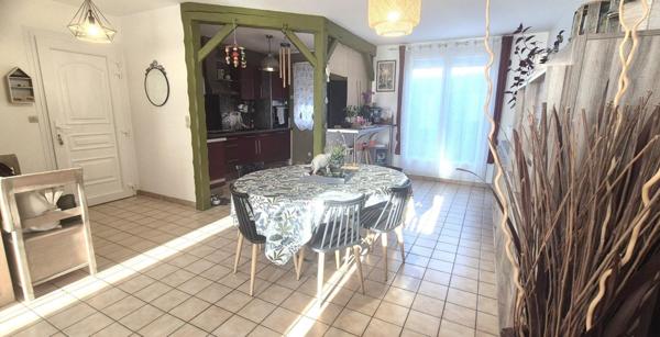 Belle Maison Individuelle de 116 m² Rénovée avec Goût comprenant une Cour, Bureau, Buanderie, Réserve, Terrasse et un joli Terrain Clos et entretenu de 271 m²