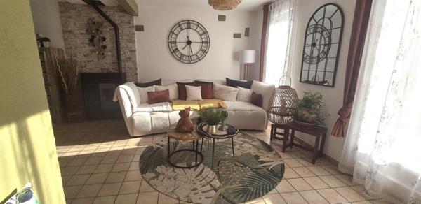 Belle Maison Individuelle de 116 m² Rénovée avec Goût comprenant une Cour, Bureau, Buanderie, Réserve, Terrasse et un joli Terrain Clos et entretenu de 271 m²