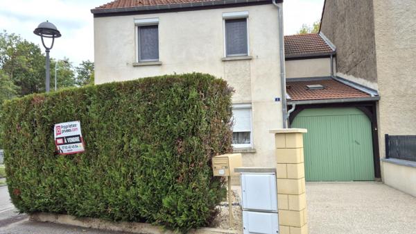 Belle Maison Individuelle de 116 m² Rénovée avec Goût comprenant une Cour, Bureau, Buanderie, Réserve, Terrasse et un joli Terrain Clos et entretenu de 271 m²