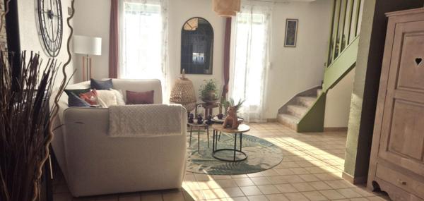 Belle Maison Individuelle de 116 m² Rénovée avec Goût comprenant une Cour, Bureau, Buanderie, Réserve, Terrasse et un joli Terrain Clos et entretenu de 271 m²