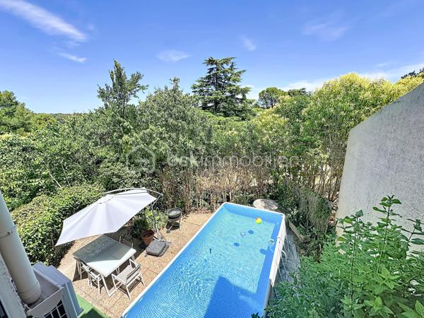 Située dans le très recherché quartier d’Aiguelongue à Montpellier, au calme absolu d’une impasse, découvrez cette charmante villa T4 de 101 m² édifiée sur une parcelle de 170 m².

Entièrement rénovée il y a cinq ans avec des matériaux de qualité, cette maison ne nécessite aucun travaux. Les rénovations ont porté sur les menuiseries, l’électricité, la plomberie, la cuisine, la salle d’eau, les revêtements de sols, les peintures ainsi que la révision de la toiture et de son faîtage.

Au rez-de-chaussée, vous découvrirez une entrée accueillante, une cuisine semi-indépendante entièrement aménagée et équipée, un WC indépendant ainsi qu’une belle pièce de vie lumineuse ouverte sur l’extérieur.

Le jardin est arboré et soigneusement aménagé. Il accueille une piscine hors-sol neuve.

À l’étage, l’espace nuit se compose de trois chambres confortables, d’un dressing, d’une salle d’eau moderne ainsi que d’un second WC indépendant.

Un garage de 17 m² complète les prestations de cette villa parfaitement entretenue.

Les atouts :

* Quartier recherché d’Aiguelongue
* Situation en impasse au calme
* Jardin intimiste 
* Piscine hors-sol
* Villa entièrement rénovée
* Trois chambres + dressing
* Garage de 17 m²
* Aucun travaux à prévoir

Une opportunité rare sur le secteur, idéale pour une famille souhaitant profiter d’un environnement résidentiel prisé tout en restant à proximité des commodités, des écoles et du centre de Montpellier.