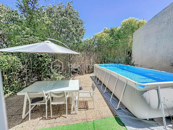 Située dans le très recherché quartier d’Aiguelongue à Montpellier, au calme absolu d’une impasse, découvrez cette charmante villa T4 de 101 m² édifiée sur une parcelle de 170 m².

Entièrement rénovée il y a cinq ans avec des matériaux de qualité, cette maison ne nécessite aucun travaux. Les rénovations ont porté sur les menuiseries, l’électricité, la plomberie, la cuisine, la salle d’eau, les revêtements de sols, les peintures ainsi que la révision de la toiture et de son faîtage.

Au rez-de-chaussée, vous découvrirez une entrée accueillante, une cuisine semi-indépendante entièrement aménagée et équipée, un WC indépendant ainsi qu’une belle pièce de vie lumineuse ouverte sur l’extérieur.

Le jardin est arboré et soigneusement aménagé. Il accueille une piscine hors-sol neuve.

À l’étage, l’espace nuit se compose de trois chambres confortables, d’un dressing, d’une salle d’eau moderne ainsi que d’un second WC indépendant.

Un garage de 17 m² complète les prestations de cette villa parfaitement entretenue.

Les atouts :

* Quartier recherché d’Aiguelongue
* Situation en impasse au calme
* Jardin intimiste 
* Piscine hors-sol
* Villa entièrement rénovée
* Trois chambres + dressing
* Garage de 17 m²
* Aucun travaux à prévoir

Une opportunité rare sur le secteur, idéale pour une famille souhaitant profiter d’un environnement résidentiel prisé tout en restant à proximité des commodités, des écoles et du centre de Montpellier.