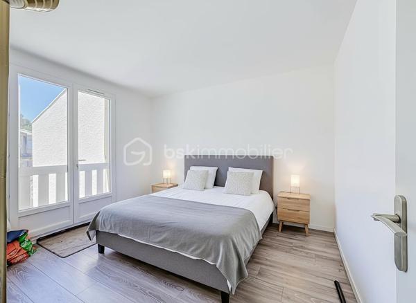 Située dans le très recherché quartier d’Aiguelongue à Montpellier, au calme absolu d’une impasse, découvrez cette charmante villa T4 de 101 m² édifiée sur une parcelle de 170 m².

Entièrement rénovée il y a cinq ans avec des matériaux de qualité, cette maison ne nécessite aucun travaux. Les rénovations ont porté sur les menuiseries, l’électricité, la plomberie, la cuisine, la salle d’eau, les revêtements de sols, les peintures ainsi que la révision de la toiture et de son faîtage.

Au rez-de-chaussée, vous découvrirez une entrée accueillante, une cuisine semi-indépendante entièrement aménagée et équipée, un WC indépendant ainsi qu’une belle pièce de vie lumineuse ouverte sur l’extérieur.

Le jardin est arboré et soigneusement aménagé. Il accueille une piscine hors-sol neuve.

À l’étage, l’espace nuit se compose de trois chambres confortables, d’un dressing, d’une salle d’eau moderne ainsi que d’un second WC indépendant.

Un garage de 17 m² complète les prestations de cette villa parfaitement entretenue.

Les atouts :

* Quartier recherché d’Aiguelongue
* Situation en impasse au calme
* Jardin intimiste 
* Piscine hors-sol
* Villa entièrement rénovée
* Trois chambres + dressing
* Garage de 17 m²
* Aucun travaux à prévoir

Une opportunité rare sur le secteur, idéale pour une famille souhaitant profiter d’un environnement résidentiel prisé tout en restant à proximité des commodités, des écoles et du centre de Montpellier.