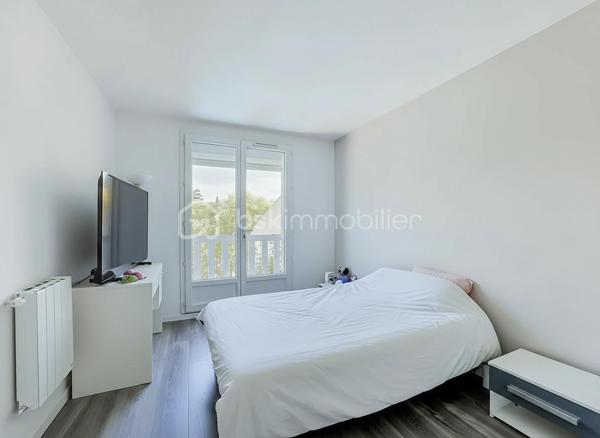 Située dans le très recherché quartier d’Aiguelongue à Montpellier, au calme absolu d’une impasse, découvrez cette charmante villa T4 de 101 m² édifiée sur une parcelle de 170 m².

Entièrement rénovée il y a cinq ans avec des matériaux de qualité, cette maison ne nécessite aucun travaux. Les rénovations ont porté sur les menuiseries, l’électricité, la plomberie, la cuisine, la salle d’eau, les revêtements de sols, les peintures ainsi que la révision de la toiture et de son faîtage.

Au rez-de-chaussée, vous découvrirez une entrée accueillante, une cuisine semi-indépendante entièrement aménagée et équipée, un WC indépendant ainsi qu’une belle pièce de vie lumineuse ouverte sur l’extérieur.

Le jardin est arboré et soigneusement aménagé. Il accueille une piscine hors-sol neuve.

À l’étage, l’espace nuit se compose de trois chambres confortables, d’un dressing, d’une salle d’eau moderne ainsi que d’un second WC indépendant.

Un garage de 17 m² complète les prestations de cette villa parfaitement entretenue.

Les atouts :

* Quartier recherché d’Aiguelongue
* Situation en impasse au calme
* Jardin intimiste 
* Piscine hors-sol
* Villa entièrement rénovée
* Trois chambres + dressing
* Garage de 17 m²
* Aucun travaux à prévoir

Une opportunité rare sur le secteur, idéale pour une famille souhaitant profiter d’un environnement résidentiel prisé tout en restant à proximité des commodités, des écoles et du centre de Montpellier.