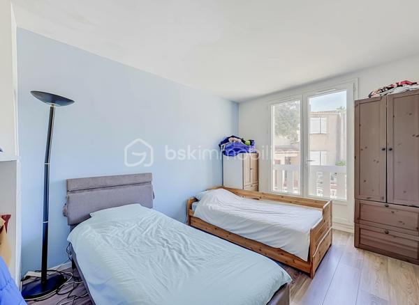 Située dans le très recherché quartier d’Aiguelongue à Montpellier, au calme absolu d’une impasse, découvrez cette charmante villa T4 de 101 m² édifiée sur une parcelle de 170 m².

Entièrement rénovée il y a cinq ans avec des matériaux de qualité, cette maison ne nécessite aucun travaux. Les rénovations ont porté sur les menuiseries, l’électricité, la plomberie, la cuisine, la salle d’eau, les revêtements de sols, les peintures ainsi que la révision de la toiture et de son faîtage.

Au rez-de-chaussée, vous découvrirez une entrée accueillante, une cuisine semi-indépendante entièrement aménagée et équipée, un WC indépendant ainsi qu’une belle pièce de vie lumineuse ouverte sur l’extérieur.

Le jardin est arboré et soigneusement aménagé. Il accueille une piscine hors-sol neuve.

À l’étage, l’espace nuit se compose de trois chambres confortables, d’un dressing, d’une salle d’eau moderne ainsi que d’un second WC indépendant.

Un garage de 17 m² complète les prestations de cette villa parfaitement entretenue.

Les atouts :

* Quartier recherché d’Aiguelongue
* Situation en impasse au calme
* Jardin intimiste 
* Piscine hors-sol
* Villa entièrement rénovée
* Trois chambres + dressing
* Garage de 17 m²
* Aucun travaux à prévoir

Une opportunité rare sur le secteur, idéale pour une famille souhaitant profiter d’un environnement résidentiel prisé tout en restant à proximité des commodités, des écoles et du centre de Montpellier.