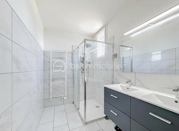 Située dans le très recherché quartier d’Aiguelongue à Montpellier, au calme absolu d’une impasse, découvrez cette charmante villa T4 de 101 m² édifiée sur une parcelle de 170 m².

Entièrement rénovée il y a cinq ans avec des matériaux de qualité, cette maison ne nécessite aucun travaux. Les rénovations ont porté sur les menuiseries, l’électricité, la plomberie, la cuisine, la salle d’eau, les revêtements de sols, les peintures ainsi que la révision de la toiture et de son faîtage.

Au rez-de-chaussée, vous découvrirez une entrée accueillante, une cuisine semi-indépendante entièrement aménagée et équipée, un WC indépendant ainsi qu’une belle pièce de vie lumineuse ouverte sur l’extérieur.

Le jardin est arboré et soigneusement aménagé. Il accueille une piscine hors-sol neuve.

À l’étage, l’espace nuit se compose de trois chambres confortables, d’un dressing, d’une salle d’eau moderne ainsi que d’un second WC indépendant.

Un garage de 17 m² complète les prestations de cette villa parfaitement entretenue.

Les atouts :

* Quartier recherché d’Aiguelongue
* Situation en impasse au calme
* Jardin intimiste 
* Piscine hors-sol
* Villa entièrement rénovée
* Trois chambres + dressing
* Garage de 17 m²
* Aucun travaux à prévoir

Une opportunité rare sur le secteur, idéale pour une famille souhaitant profiter d’un environnement résidentiel prisé tout en restant à proximité des commodités, des écoles et du centre de Montpellier.
