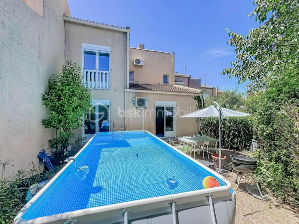 Située dans le très recherché quartier d’Aiguelongue à Montpellier, au calme absolu d’une impasse, découvrez cette charmante villa T4 de 101 m² édifiée sur une parcelle de 170 m².

Entièrement rénovée il y a cinq ans avec des matériaux de qualité, cette maison ne nécessite aucun travaux. Les rénovations ont porté sur les menuiseries, l’électricité, la plomberie, la cuisine, la salle d’eau, les revêtements de sols, les peintures ainsi que la révision de la toiture et de son faîtage.

Au rez-de-chaussée, vous découvrirez une entrée accueillante, une cuisine semi-indépendante entièrement aménagée et équipée, un WC indépendant ainsi qu’une belle pièce de vie lumineuse ouverte sur l’extérieur.

Le jardin est arboré et soigneusement aménagé. Il accueille une piscine hors-sol neuve.

À l’étage, l’espace nuit se compose de trois chambres confortables, d’un dressing, d’une salle d’eau moderne ainsi que d’un second WC indépendant.

Un garage de 17 m² complète les prestations de cette villa parfaitement entretenue.

Les atouts :

* Quartier recherché d’Aiguelongue
* Situation en impasse au calme
* Jardin intimiste 
* Piscine hors-sol
* Villa entièrement rénovée
* Trois chambres + dressing
* Garage de 17 m²
* Aucun travaux à prévoir

Une opportunité rare sur le secteur, idéale pour une famille souhaitant profiter d’un environnement résidentiel prisé tout en restant à proximité des commodités, des écoles et du centre de Montpellier.