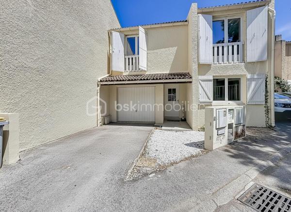 Située dans le très recherché quartier d’Aiguelongue à Montpellier, au calme absolu d’une impasse, découvrez cette charmante villa T4 de 101 m² édifiée sur une parcelle de 170 m².

Entièrement rénovée il y a cinq ans avec des matériaux de qualité, cette maison ne nécessite aucun travaux. Les rénovations ont porté sur les menuiseries, l’électricité, la plomberie, la cuisine, la salle d’eau, les revêtements de sols, les peintures ainsi que la révision de la toiture et de son faîtage.

Au rez-de-chaussée, vous découvrirez une entrée accueillante, une cuisine semi-indépendante entièrement aménagée et équipée, un WC indépendant ainsi qu’une belle pièce de vie lumineuse ouverte sur l’extérieur.

Le jardin est arboré et soigneusement aménagé. Il accueille une piscine hors-sol neuve.

À l’étage, l’espace nuit se compose de trois chambres confortables, d’un dressing, d’une salle d’eau moderne ainsi que d’un second WC indépendant.

Un garage de 17 m² complète les prestations de cette villa parfaitement entretenue.

Les atouts :

* Quartier recherché d’Aiguelongue
* Situation en impasse au calme
* Jardin intimiste 
* Piscine hors-sol
* Villa entièrement rénovée
* Trois chambres + dressing
* Garage de 17 m²
* Aucun travaux à prévoir

Une opportunité rare sur le secteur, idéale pour une famille souhaitant profiter d’un environnement résidentiel prisé tout en restant à proximité des commodités, des écoles et du centre de Montpellier.