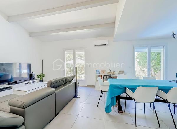 Située dans le très recherché quartier d’Aiguelongue à Montpellier, au calme absolu d’une impasse, découvrez cette charmante villa T4 de 101 m² édifiée sur une parcelle de 170 m².

Entièrement rénovée il y a cinq ans avec des matériaux de qualité, cette maison ne nécessite aucun travaux. Les rénovations ont porté sur les menuiseries, l’électricité, la plomberie, la cuisine, la salle d’eau, les revêtements de sols, les peintures ainsi que la révision de la toiture et de son faîtage.

Au rez-de-chaussée, vous découvrirez une entrée accueillante, une cuisine semi-indépendante entièrement aménagée et équipée, un WC indépendant ainsi qu’une belle pièce de vie lumineuse ouverte sur l’extérieur.

Le jardin est arboré et soigneusement aménagé. Il accueille une piscine hors-sol neuve.

À l’étage, l’espace nuit se compose de trois chambres confortables, d’un dressing, d’une salle d’eau moderne ainsi que d’un second WC indépendant.

Un garage de 17 m² complète les prestations de cette villa parfaitement entretenue.

Les atouts :

* Quartier recherché d’Aiguelongue
* Situation en impasse au calme
* Jardin intimiste 
* Piscine hors-sol
* Villa entièrement rénovée
* Trois chambres + dressing
* Garage de 17 m²
* Aucun travaux à prévoir

Une opportunité rare sur le secteur, idéale pour une famille souhaitant profiter d’un environnement résidentiel prisé tout en restant à proximité des commodités, des écoles et du centre de Montpellier.