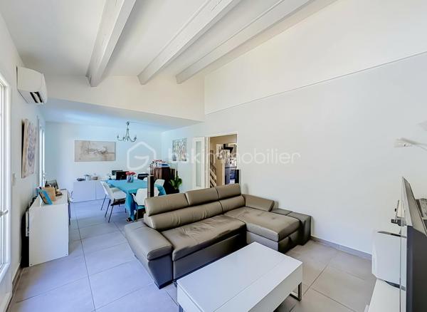 Située dans le très recherché quartier d’Aiguelongue à Montpellier, au calme absolu d’une impasse, découvrez cette charmante villa T4 de 101 m² édifiée sur une parcelle de 170 m².

Entièrement rénovée il y a cinq ans avec des matériaux de qualité, cette maison ne nécessite aucun travaux. Les rénovations ont porté sur les menuiseries, l’électricité, la plomberie, la cuisine, la salle d’eau, les revêtements de sols, les peintures ainsi que la révision de la toiture et de son faîtage.

Au rez-de-chaussée, vous découvrirez une entrée accueillante, une cuisine semi-indépendante entièrement aménagée et équipée, un WC indépendant ainsi qu’une belle pièce de vie lumineuse ouverte sur l’extérieur.

Le jardin est arboré et soigneusement aménagé. Il accueille une piscine hors-sol neuve.

À l’étage, l’espace nuit se compose de trois chambres confortables, d’un dressing, d’une salle d’eau moderne ainsi que d’un second WC indépendant.

Un garage de 17 m² complète les prestations de cette villa parfaitement entretenue.

Les atouts :

* Quartier recherché d’Aiguelongue
* Situation en impasse au calme
* Jardin intimiste 
* Piscine hors-sol
* Villa entièrement rénovée
* Trois chambres + dressing
* Garage de 17 m²
* Aucun travaux à prévoir

Une opportunité rare sur le secteur, idéale pour une famille souhaitant profiter d’un environnement résidentiel prisé tout en restant à proximité des commodités, des écoles et du centre de Montpellier.