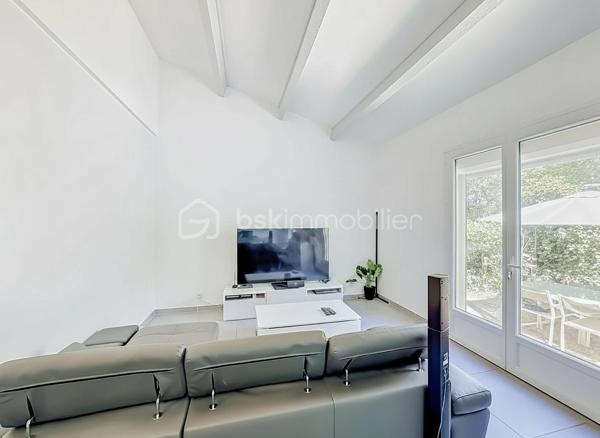 Située dans le très recherché quartier d’Aiguelongue à Montpellier, au calme absolu d’une impasse, découvrez cette charmante villa T4 de 101 m² édifiée sur une parcelle de 170 m².

Entièrement rénovée il y a cinq ans avec des matériaux de qualité, cette maison ne nécessite aucun travaux. Les rénovations ont porté sur les menuiseries, l’électricité, la plomberie, la cuisine, la salle d’eau, les revêtements de sols, les peintures ainsi que la révision de la toiture et de son faîtage.

Au rez-de-chaussée, vous découvrirez une entrée accueillante, une cuisine semi-indépendante entièrement aménagée et équipée, un WC indépendant ainsi qu’une belle pièce de vie lumineuse ouverte sur l’extérieur.

Le jardin est arboré et soigneusement aménagé. Il accueille une piscine hors-sol neuve.

À l’étage, l’espace nuit se compose de trois chambres confortables, d’un dressing, d’une salle d’eau moderne ainsi que d’un second WC indépendant.

Un garage de 17 m² complète les prestations de cette villa parfaitement entretenue.

Les atouts :

* Quartier recherché d’Aiguelongue
* Situation en impasse au calme
* Jardin intimiste 
* Piscine hors-sol
* Villa entièrement rénovée
* Trois chambres + dressing
* Garage de 17 m²
* Aucun travaux à prévoir

Une opportunité rare sur le secteur, idéale pour une famille souhaitant profiter d’un environnement résidentiel prisé tout en restant à proximité des commodités, des écoles et du centre de Montpellier.