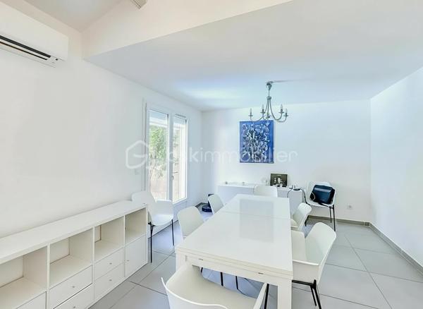 Située dans le très recherché quartier d’Aiguelongue à Montpellier, au calme absolu d’une impasse, découvrez cette charmante villa T4 de 101 m² édifiée sur une parcelle de 170 m².

Entièrement rénovée il y a cinq ans avec des matériaux de qualité, cette maison ne nécessite aucun travaux. Les rénovations ont porté sur les menuiseries, l’électricité, la plomberie, la cuisine, la salle d’eau, les revêtements de sols, les peintures ainsi que la révision de la toiture et de son faîtage.

Au rez-de-chaussée, vous découvrirez une entrée accueillante, une cuisine semi-indépendante entièrement aménagée et équipée, un WC indépendant ainsi qu’une belle pièce de vie lumineuse ouverte sur l’extérieur.

Le jardin est arboré et soigneusement aménagé. Il accueille une piscine hors-sol neuve.

À l’étage, l’espace nuit se compose de trois chambres confortables, d’un dressing, d’une salle d’eau moderne ainsi que d’un second WC indépendant.

Un garage de 17 m² complète les prestations de cette villa parfaitement entretenue.

Les atouts :

* Quartier recherché d’Aiguelongue
* Situation en impasse au calme
* Jardin intimiste 
* Piscine hors-sol
* Villa entièrement rénovée
* Trois chambres + dressing
* Garage de 17 m²
* Aucun travaux à prévoir

Une opportunité rare sur le secteur, idéale pour une famille souhaitant profiter d’un environnement résidentiel prisé tout en restant à proximité des commodités, des écoles et du centre de Montpellier.