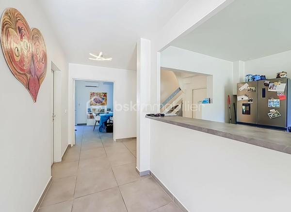 Située dans le très recherché quartier d’Aiguelongue à Montpellier, au calme absolu d’une impasse, découvrez cette charmante villa T4 de 101 m² édifiée sur une parcelle de 170 m².

Entièrement rénovée il y a cinq ans avec des matériaux de qualité, cette maison ne nécessite aucun travaux. Les rénovations ont porté sur les menuiseries, l’électricité, la plomberie, la cuisine, la salle d’eau, les revêtements de sols, les peintures ainsi que la révision de la toiture et de son faîtage.

Au rez-de-chaussée, vous découvrirez une entrée accueillante, une cuisine semi-indépendante entièrement aménagée et équipée, un WC indépendant ainsi qu’une belle pièce de vie lumineuse ouverte sur l’extérieur.

Le jardin est arboré et soigneusement aménagé. Il accueille une piscine hors-sol neuve.

À l’étage, l’espace nuit se compose de trois chambres confortables, d’un dressing, d’une salle d’eau moderne ainsi que d’un second WC indépendant.

Un garage de 17 m² complète les prestations de cette villa parfaitement entretenue.

Les atouts :

* Quartier recherché d’Aiguelongue
* Situation en impasse au calme
* Jardin intimiste 
* Piscine hors-sol
* Villa entièrement rénovée
* Trois chambres + dressing
* Garage de 17 m²
* Aucun travaux à prévoir

Une opportunité rare sur le secteur, idéale pour une famille souhaitant profiter d’un environnement résidentiel prisé tout en restant à proximité des commodités, des écoles et du centre de Montpellier.