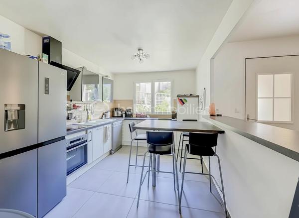Située dans le très recherché quartier d’Aiguelongue à Montpellier, au calme absolu d’une impasse, découvrez cette charmante villa T4 de 101 m² édifiée sur une parcelle de 170 m².

Entièrement rénovée il y a cinq ans avec des matériaux de qualité, cette maison ne nécessite aucun travaux. Les rénovations ont porté sur les menuiseries, l’électricité, la plomberie, la cuisine, la salle d’eau, les revêtements de sols, les peintures ainsi que la révision de la toiture et de son faîtage.

Au rez-de-chaussée, vous découvrirez une entrée accueillante, une cuisine semi-indépendante entièrement aménagée et équipée, un WC indépendant ainsi qu’une belle pièce de vie lumineuse ouverte sur l’extérieur.

Le jardin est arboré et soigneusement aménagé. Il accueille une piscine hors-sol neuve.

À l’étage, l’espace nuit se compose de trois chambres confortables, d’un dressing, d’une salle d’eau moderne ainsi que d’un second WC indépendant.

Un garage de 17 m² complète les prestations de cette villa parfaitement entretenue.

Les atouts :

* Quartier recherché d’Aiguelongue
* Situation en impasse au calme
* Jardin intimiste 
* Piscine hors-sol
* Villa entièrement rénovée
* Trois chambres + dressing
* Garage de 17 m²
* Aucun travaux à prévoir

Une opportunité rare sur le secteur, idéale pour une famille souhaitant profiter d’un environnement résidentiel prisé tout en restant à proximité des commodités, des écoles et du centre de Montpellier.