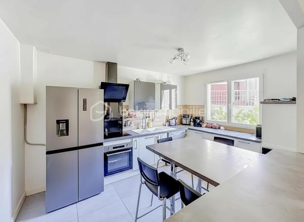 Située dans le très recherché quartier d’Aiguelongue à Montpellier, au calme absolu d’une impasse, découvrez cette charmante villa T4 de 101 m² édifiée sur une parcelle de 170 m².

Entièrement rénovée il y a cinq ans avec des matériaux de qualité, cette maison ne nécessite aucun travaux. Les rénovations ont porté sur les menuiseries, l’électricité, la plomberie, la cuisine, la salle d’eau, les revêtements de sols, les peintures ainsi que la révision de la toiture et de son faîtage.

Au rez-de-chaussée, vous découvrirez une entrée accueillante, une cuisine semi-indépendante entièrement aménagée et équipée, un WC indépendant ainsi qu’une belle pièce de vie lumineuse ouverte sur l’extérieur.

Le jardin est arboré et soigneusement aménagé. Il accueille une piscine hors-sol neuve.

À l’étage, l’espace nuit se compose de trois chambres confortables, d’un dressing, d’une salle d’eau moderne ainsi que d’un second WC indépendant.

Un garage de 17 m² complète les prestations de cette villa parfaitement entretenue.

Les atouts :

* Quartier recherché d’Aiguelongue
* Situation en impasse au calme
* Jardin intimiste 
* Piscine hors-sol
* Villa entièrement rénovée
* Trois chambres + dressing
* Garage de 17 m²
* Aucun travaux à prévoir

Une opportunité rare sur le secteur, idéale pour une famille souhaitant profiter d’un environnement résidentiel prisé tout en restant à proximité des commodités, des écoles et du centre de Montpellier.