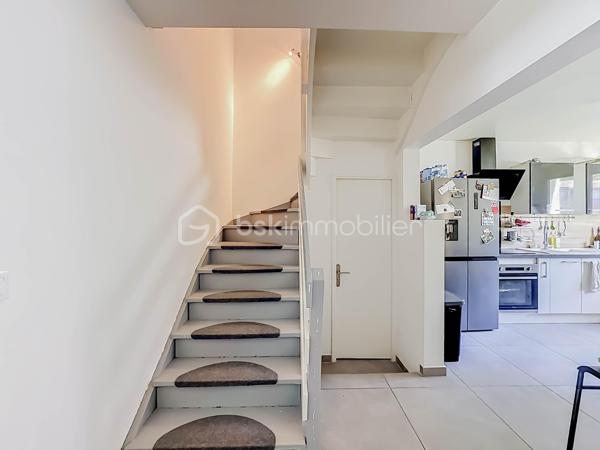 Située dans le très recherché quartier d’Aiguelongue à Montpellier, au calme absolu d’une impasse, découvrez cette charmante villa T4 de 101 m² édifiée sur une parcelle de 170 m².

Entièrement rénovée il y a cinq ans avec des matériaux de qualité, cette maison ne nécessite aucun travaux. Les rénovations ont porté sur les menuiseries, l’électricité, la plomberie, la cuisine, la salle d’eau, les revêtements de sols, les peintures ainsi que la révision de la toiture et de son faîtage.

Au rez-de-chaussée, vous découvrirez une entrée accueillante, une cuisine semi-indépendante entièrement aménagée et équipée, un WC indépendant ainsi qu’une belle pièce de vie lumineuse ouverte sur l’extérieur.

Le jardin est arboré et soigneusement aménagé. Il accueille une piscine hors-sol neuve.

À l’étage, l’espace nuit se compose de trois chambres confortables, d’un dressing, d’une salle d’eau moderne ainsi que d’un second WC indépendant.

Un garage de 17 m² complète les prestations de cette villa parfaitement entretenue.

Les atouts :

* Quartier recherché d’Aiguelongue
* Situation en impasse au calme
* Jardin intimiste 
* Piscine hors-sol
* Villa entièrement rénovée
* Trois chambres + dressing
* Garage de 17 m²
* Aucun travaux à prévoir

Une opportunité rare sur le secteur, idéale pour une famille souhaitant profiter d’un environnement résidentiel prisé tout en restant à proximité des commodités, des écoles et du centre de Montpellier.