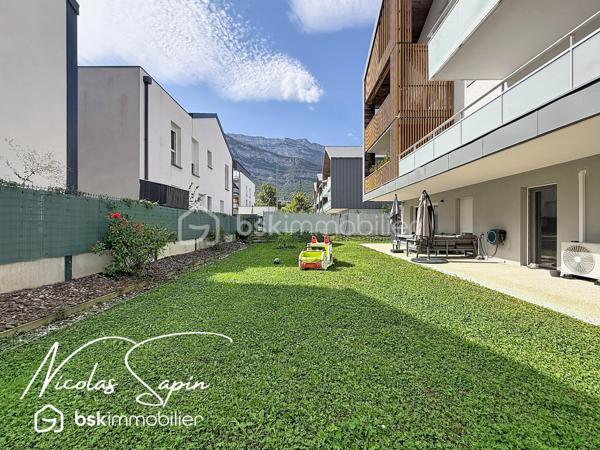 Varces Allières et Risset avec Nicolas SAPIN(ei) APPARTEMENT PLUS GARAGE PLUS PLACE DE PARKING
Venez poser vos valises dans ce bel appartement de plus de 90m2 en rez de jardin idéalement située à proximité des écoles, collège et commodités à pied! 
Vous saurez apprécier sa belle pièce de vie avec cuisine ouverte, entièrement équipée donnant accès à un jardin privatif de plus de 170m2!
Le coin nuit se compose de 3 belles chambres avec placards, une salle de bain et toilette séparé.
Pour votre confort: Climatisation réversible, volets électriques, garage avec accès direct dans l'appartement, accès PMR.
Un très bon compromis entre un appartement et une maison au centre de Varces!