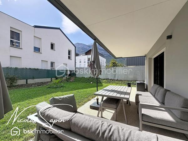 Varces Allières et Risset avec Nicolas SAPIN(ei) APPARTEMENT PLUS GARAGE PLUS PLACE DE PARKING
Venez poser vos valises dans ce bel appartement de plus de 90m2 en rez de jardin idéalement située à proximité des écoles, collège et commodités à pied! 
Vous saurez apprécier sa belle pièce de vie avec cuisine ouverte, entièrement équipée donnant accès à un jardin privatif de plus de 170m2!
Le coin nuit se compose de 3 belles chambres avec placards, une salle de bain et toilette séparé.
Pour votre confort: Climatisation réversible, volets électriques, garage avec accès direct dans l'appartement, accès PMR.
Un très bon compromis entre un appartement et une maison au centre de Varces!