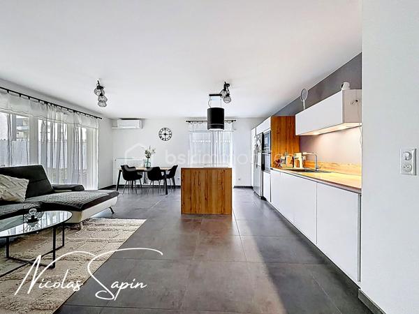 Varces Allières et Risset avec Nicolas SAPIN(ei) APPARTEMENT PLUS GARAGE PLUS PLACE DE PARKING
Venez poser vos valises dans ce bel appartement de plus de 90m2 en rez de jardin idéalement située à proximité des écoles, collège et commodités à pied! 
Vous saurez apprécier sa belle pièce de vie avec cuisine ouverte, entièrement équipée donnant accès à un jardin privatif de plus de 170m2!
Le coin nuit se compose de 3 belles chambres avec placards, une salle de bain et toilette séparé.
Pour votre confort: Climatisation réversible, volets électriques, garage avec accès direct dans l'appartement, accès PMR.
Un très bon compromis entre un appartement et une maison au centre de Varces!