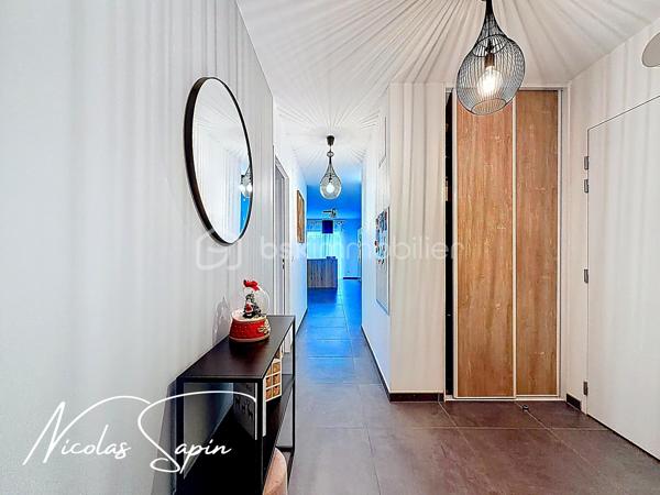 Varces Allières et Risset avec Nicolas SAPIN(ei) APPARTEMENT PLUS GARAGE PLUS PLACE DE PARKING
Venez poser vos valises dans ce bel appartement de plus de 90m2 en rez de jardin idéalement située à proximité des écoles, collège et commodités à pied! 
Vous saurez apprécier sa belle pièce de vie avec cuisine ouverte, entièrement équipée donnant accès à un jardin privatif de plus de 170m2!
Le coin nuit se compose de 3 belles chambres avec placards, une salle de bain et toilette séparé.
Pour votre confort: Climatisation réversible, volets électriques, garage avec accès direct dans l'appartement, accès PMR.
Un très bon compromis entre un appartement et une maison au centre de Varces!