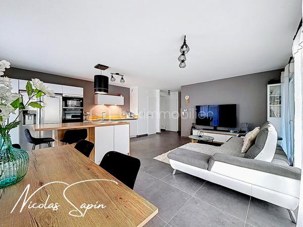 Varces Allières et Risset avec Nicolas SAPIN(ei) APPARTEMENT PLUS GARAGE PLUS PLACE DE PARKING
Venez poser vos valises dans ce bel appartement de plus de 90m2 en rez de jardin idéalement située à proximité des écoles, collège et commodités à pied! 
Vous saurez apprécier sa belle pièce de vie avec cuisine ouverte, entièrement équipée donnant accès à un jardin privatif de plus de 170m2!
Le coin nuit se compose de 3 belles chambres avec placards, une salle de bain et toilette séparé.
Pour votre confort: Climatisation réversible, volets électriques, garage avec accès direct dans l'appartement, accès PMR.
Un très bon compromis entre un appartement et une maison au centre de Varces!