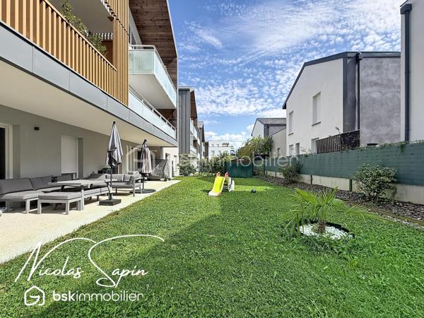 Varces Allières et Risset avec Nicolas SAPIN(ei) APPARTEMENT PLUS GARAGE PLUS PLACE DE PARKING
Venez poser vos valises dans ce bel appartement de plus de 90m2 en rez de jardin idéalement située à proximité des écoles, collège et commodités à pied! 
Vous saurez apprécier sa belle pièce de vie avec cuisine ouverte, entièrement équipée donnant accès à un jardin privatif de plus de 170m2!
Le coin nuit se compose de 3 belles chambres avec placards, une salle de bain et toilette séparé.
Pour votre confort: Climatisation réversible, volets électriques, garage avec accès direct dans l'appartement, accès PMR.
Un très bon compromis entre un appartement et une maison au centre de Varces!