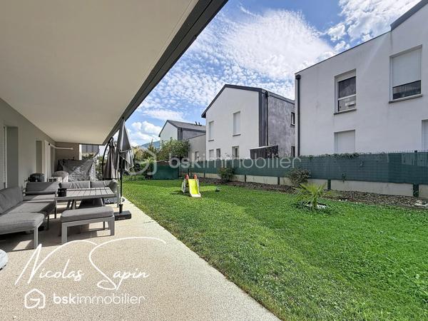 Varces Allières et Risset avec Nicolas SAPIN(ei) APPARTEMENT PLUS GARAGE PLUS PLACE DE PARKING
Venez poser vos valises dans ce bel appartement de plus de 90m2 en rez de jardin idéalement située à proximité des écoles, collège et commodités à pied! 
Vous saurez apprécier sa belle pièce de vie avec cuisine ouverte, entièrement équipée donnant accès à un jardin privatif de plus de 170m2!
Le coin nuit se compose de 3 belles chambres avec placards, une salle de bain et toilette séparé.
Pour votre confort: Climatisation réversible, volets électriques, garage avec accès direct dans l'appartement, accès PMR.
Un très bon compromis entre un appartement et une maison au centre de Varces!