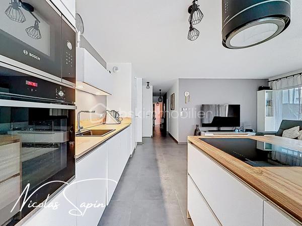 Varces Allières et Risset avec Nicolas SAPIN(ei) APPARTEMENT PLUS GARAGE PLUS PLACE DE PARKING
Venez poser vos valises dans ce bel appartement de plus de 90m2 en rez de jardin idéalement située à proximité des écoles, collège et commodités à pied! 
Vous saurez apprécier sa belle pièce de vie avec cuisine ouverte, entièrement équipée donnant accès à un jardin privatif de plus de 170m2!
Le coin nuit se compose de 3 belles chambres avec placards, une salle de bain et toilette séparé.
Pour votre confort: Climatisation réversible, volets électriques, garage avec accès direct dans l'appartement, accès PMR.
Un très bon compromis entre un appartement et une maison au centre de Varces!